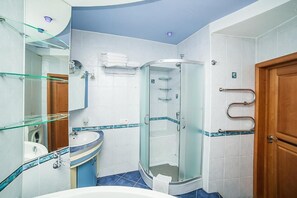 Comfort-Apartment | Badezimmer | Whirlpool, kostenlose Toilettenartikel, Haartrockner, Handtücher