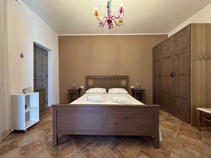 3 bedrooms, iron/ironing board, travel cot, free WiFi