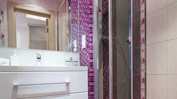 Deluxe studio suite | Badkamer | Een douche, gratis toiletartikelen, een haardroger, vloerverwarming