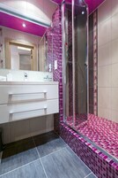 Deluxe-Studiosuite | Badezimmer | Dusche, kostenlose Toilettenartikel, Haartrockner