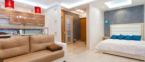 Deluxe-studiosviitti | Allergiatestatut vuodevaatteet, tallelokero huoneessa