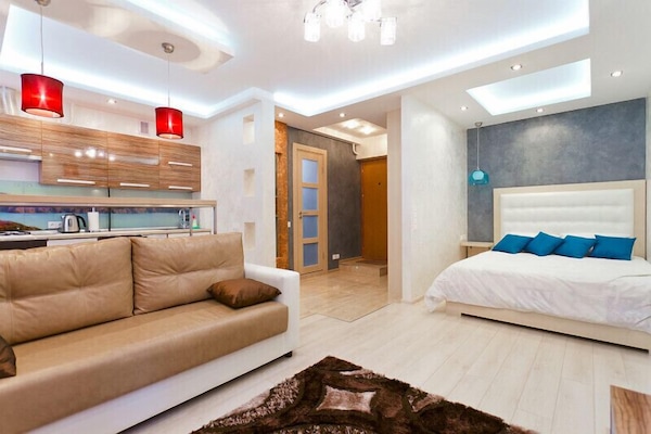 Ropa de cama hipoalergénica y caja de seguridad en la habitación