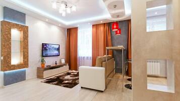 Deluxe studio suite | Woonruimte | Een 43-inch ledtelevisie met kabelzenders en televisie