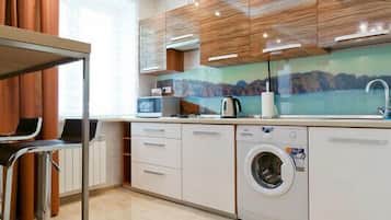 Deluxe Studio Suite | Private kitchen | Fridge, microwave, stovetop, espresso maker