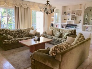 Smart-TV, DVD-Player, Bücher, Stereoanlage