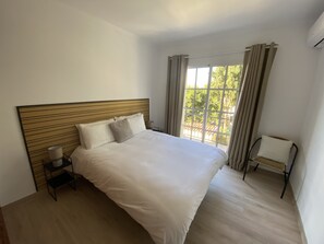 4 chambres, bureau, fer et planche à repasser, lit parapluie