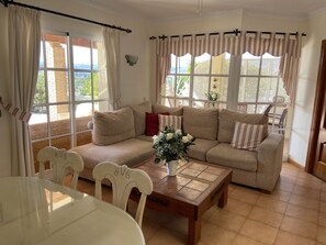 Smart-TV, DVD-Player, Bücher, Stereoanlage