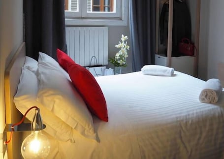 Caja de seguridad en la habitación y escritorio