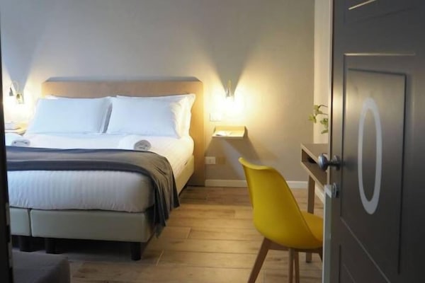 Una cassaforte in camera, una scrivania, insonorizzazione