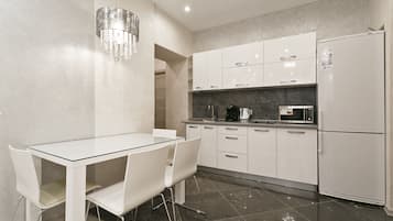 Apartamento luxo (floor 4) | Cozinha privada | Cafeteira/chaleira, geladeira grande, micro-ondas, cooktop