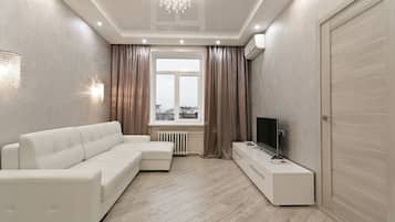 Lägenhet Deluxe (floor 4) | Vardagsrum | 43-tums platt-tv med kabelkanaler och LED-tv