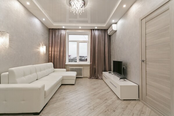Deluxe-Apartment (floor 4) | Wohnzimmer | 43-Zoll-Flachbildfernseher mit Kabelempfang, LED-Fernseher