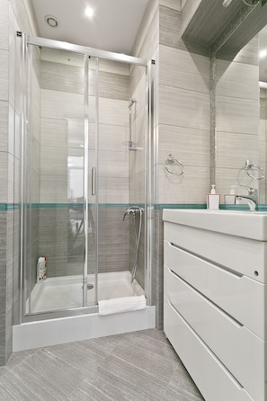 Deluxe-Apartment (floor 4) | Dusche im Bad