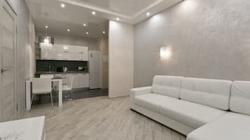 Apartamento luxo (floor 4) | Cozinha privada | Cafeteira/chaleira, geladeira grande, micro-ondas, cooktop