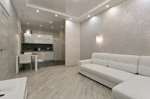Refrigerador con freezer, microondas, placa de cocina, cafetera/tetera