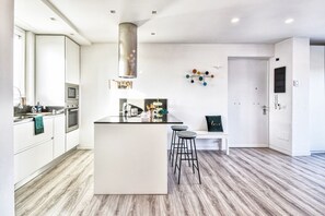 Réfrigérateur, micro-ondes, four, plaque de cuisson