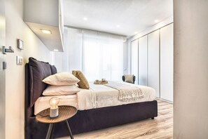 2 chambres, coffres-forts dans les chambres, fer et planche à repasser