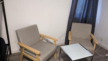 Familiekamer | Individueel gedecoreerd, individueel gemeubileerd, een bureau