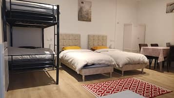 Familiekamer | Individueel gedecoreerd, individueel gemeubileerd, een bureau