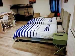 La suite Familiale Enchante 1 | Individuell dekoriert, individuell eingerichtet, Schreibtisch