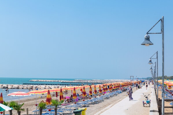 Privatstrand in der Nähe, Liegestühle, Sonnenschirme