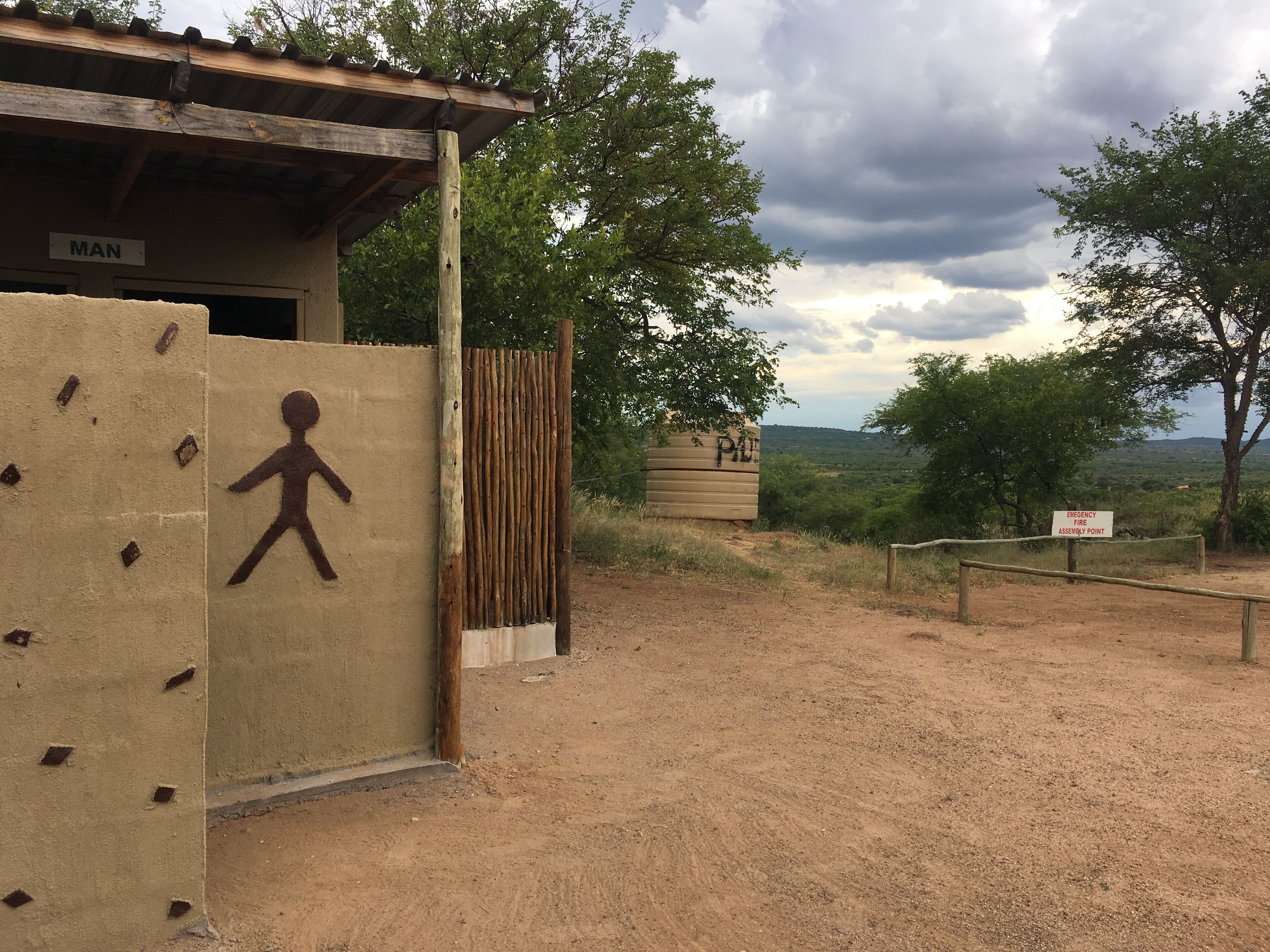 Ducha, cabezal de ducha tipo lluvia, toallas, papel higiénico
