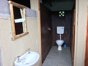 Douche, douche cascade, serviettes fournies, papier de toilette