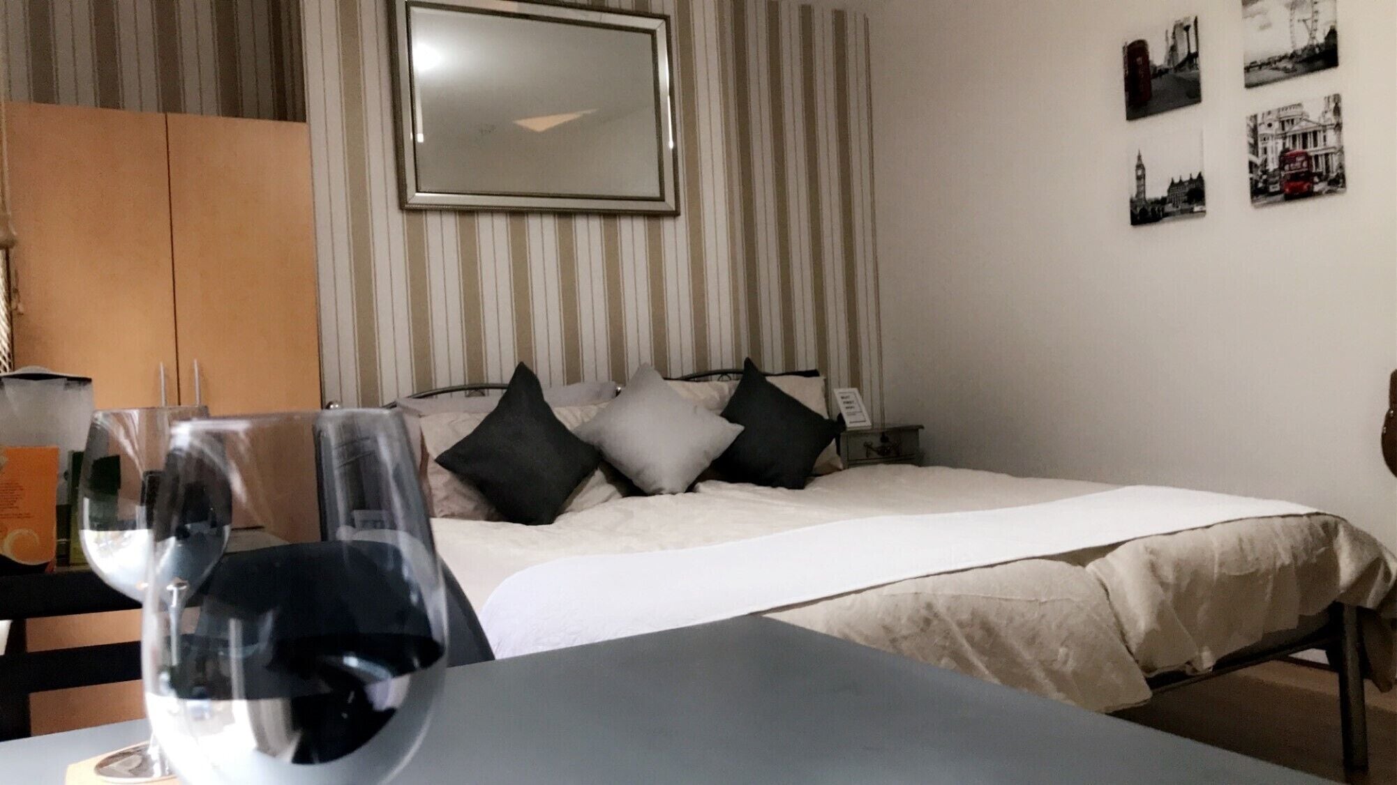 4 bedrooms, iron/ironing board, WiFi, bed sheets