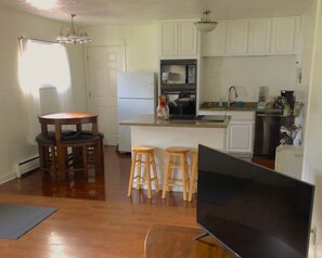 ثلاجة، ميكروويف، فرن، موقد طهي مسطح