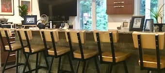 I nærheten av Mendenhall Glacier og Auke Bay, soveplass til 4, Classy bikers palace!