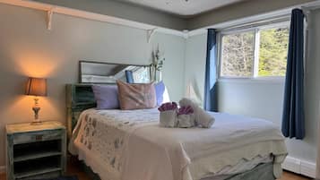 3 bedrooms, iron/ironing board, WiFi (free), bed sheets