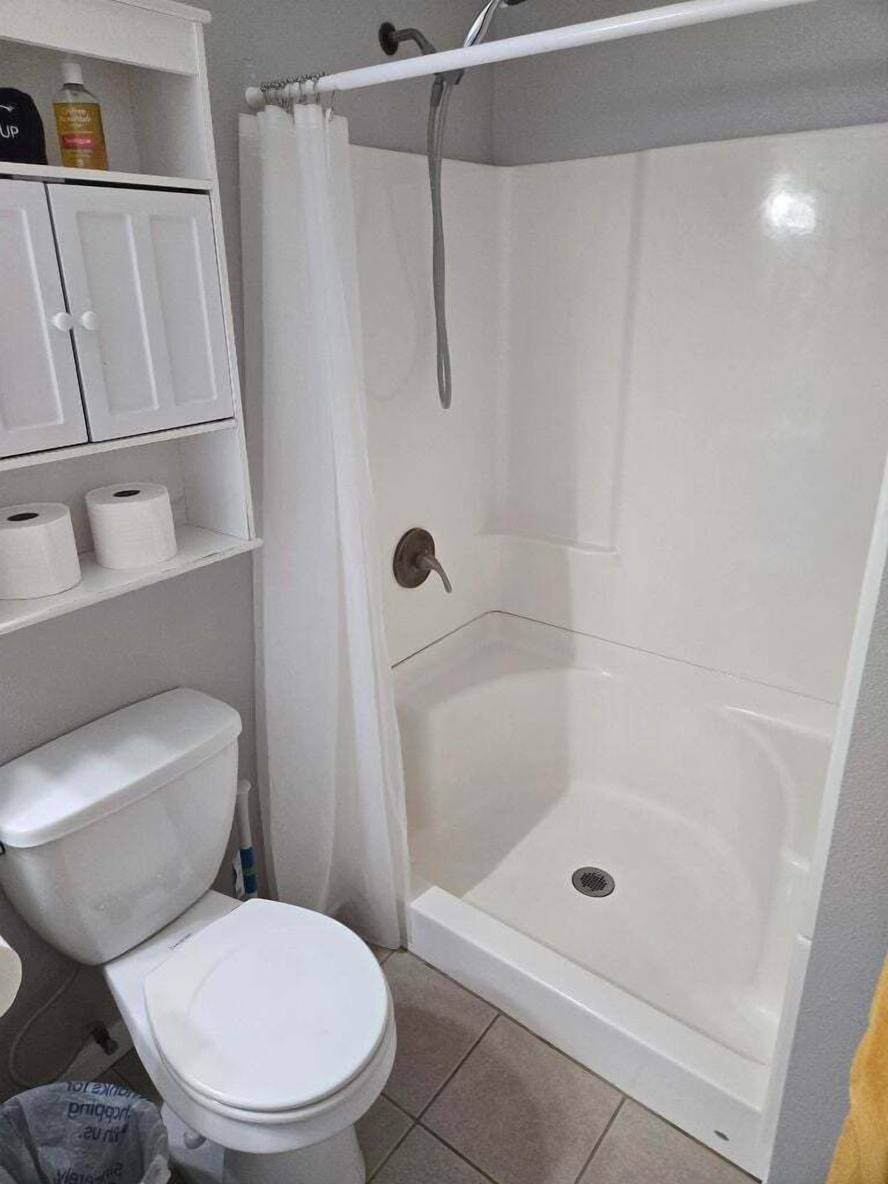 Combined shower/bathtub, hair dryer, towels, soap