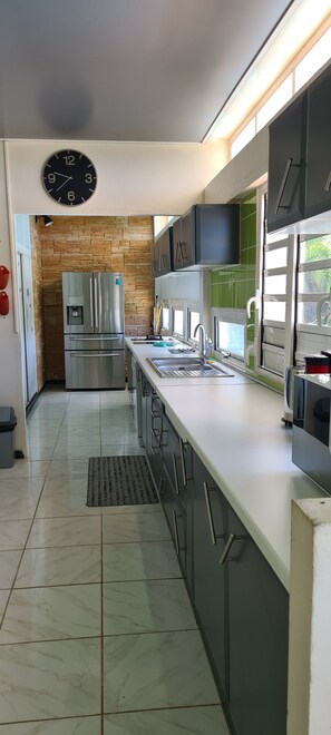 ثلاجة، ميكروويف، فرن، موقد طهي مسطح