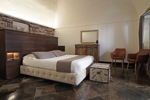 Exclusive Room (Explorateur) | Premium bedding, memory foam beds, minibar, in-room safe - Neropece Suites (Ragusa)