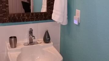 Towels, shampoo, toilet paper