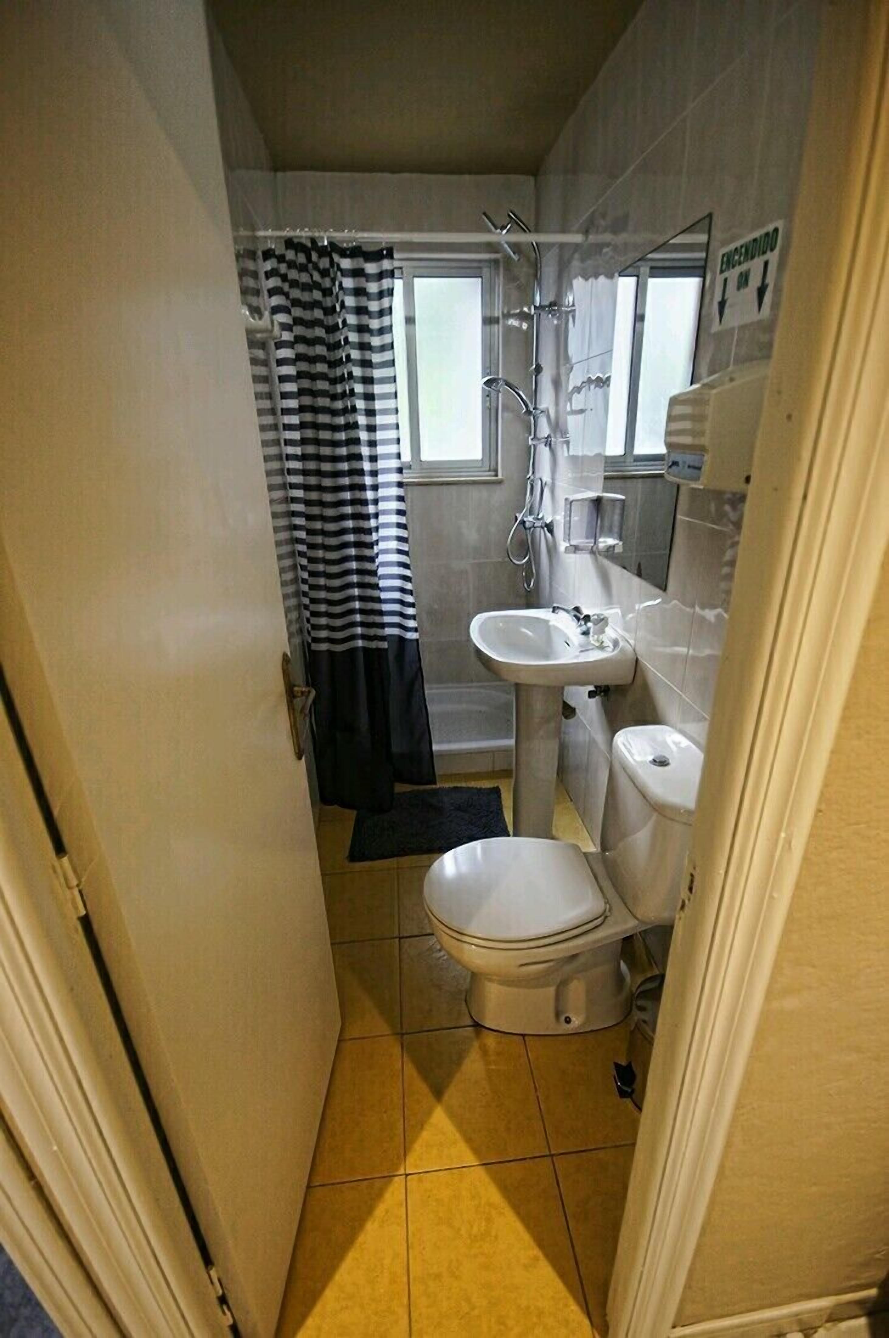 Een douche, gratis toiletartikelen, handdoeken