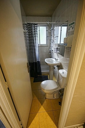Shower, free toiletries, towels - Carving Surf Hostel (Muros de Nalon)