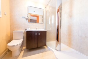 Bañera, toallas y papel higiénico