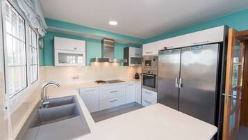 Een koelkast, een magnetron, een oven, een kookplaat