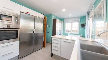 Een koelkast, een microgolfoven, een oven, een kookplaat