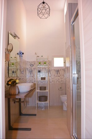 Douche, articles de toilette gratuits, sèche-cheveux, peignoirs