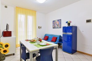 Apartment, 1 Schlafzimmer | Wohnbereich | 22-Zoll-Fernseher mit Satellitenempfang