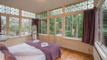 Royal Apartment | Individually decorated, individually furnished, free WiFi