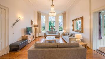 Royal Apartment | Living area