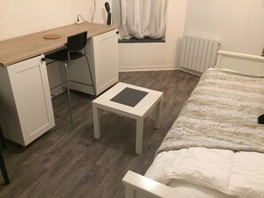 1 bedroom, iron/ironing board, WiFi, bed sheets - Cozy studio in the city center of Brest (Brest)
