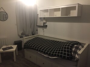 1 bedroom, iron/ironing board, WiFi, bed sheets - Cozy studio in the city center of Brest (Brest)