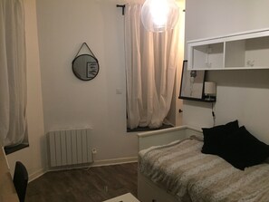 1 bedroom, iron/ironing board, WiFi, bed sheets - Cozy studio in the city center of Brest (Brest)
