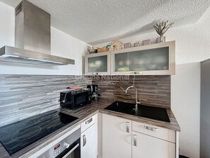 Microwave, oven, coffee/tea maker, toaster - Cozy 50m² Apartment – 6 min from the beach, private parking & air conditioning (Saintes-Maries-de-la-Mer)