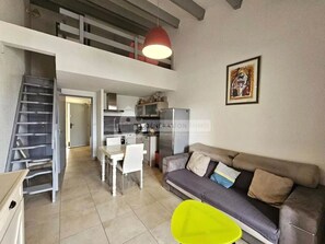 TV, DVD player - Cozy 50m² Apartment – 6 min from the beach, private parking & air conditioning (Saintes-Maries-de-la-Mer)