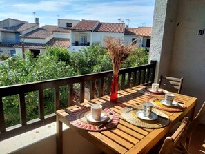 Outdoor dining - Cozy 50m² Apartment – 6 min from the beach, private parking & air conditioning (Saintes-Maries-de-la-Mer)